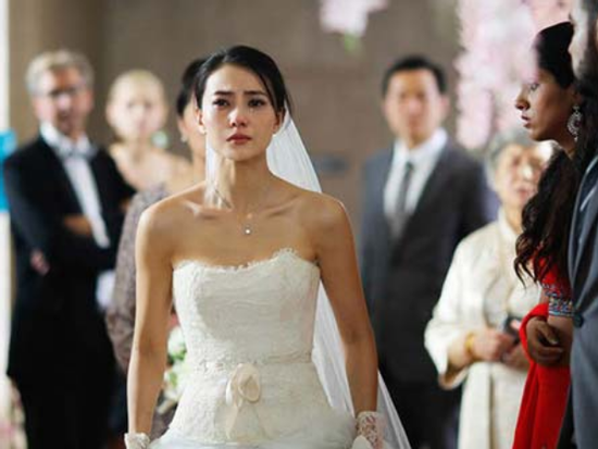 Mặc váy cưới bước qua cổng nhà chồng, tôi bất ngờ khi thấy đứa trẻ lạ lao tới ôm chặt chân gọi 'Mẹ ơi'