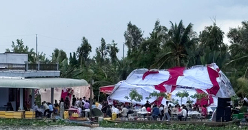 Chú rể Cần Thơ ngẩn ngơ nhìn rạp cưới bị cuốn bay vì lốc xoáy