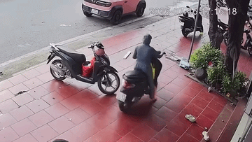 Clip: Xe máy bất ngờ bốc đầu, hất văng người lái