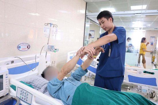 Đau đầu tự mua thuốc uống, người đàn ông nhập viện vì xuất huyết não