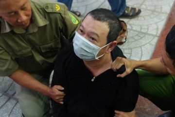 Nam thanh niên đeo khẩu trang, cầm búa cướp tiệm vàng ở Cần Thơ