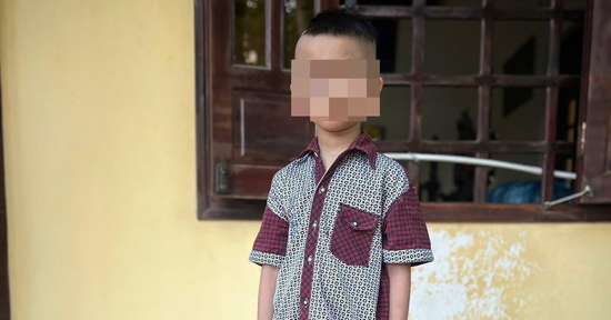 Bé trai 6 tuổi bị bỏ lại trước cổng chùa cùng lá thư viết tay của người 'bí ẩn'
