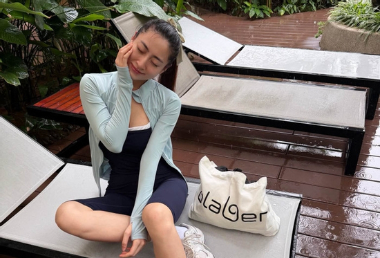 Lương Thùy Linh khẳng định phong độ với nhan sắc mặt mộc và đôi chân 1m22