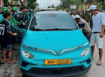 Nam tài xế taxi bất ngờ gục trong xe khi đang đợi khách, lực lượng chức năng giải cứu nhưng bất thành