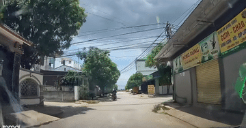 Tài xế lái xe Mazda lao từ ngõ ra tạt đầu xe đi thẳng, mở cốp lấy gậy đe dọa
