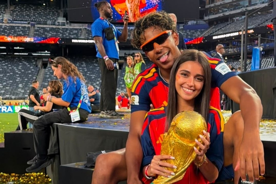Bạn gái người mẫu gây bão khi đăng ảnh chụp với Yamal và cúp vô địch World Cup