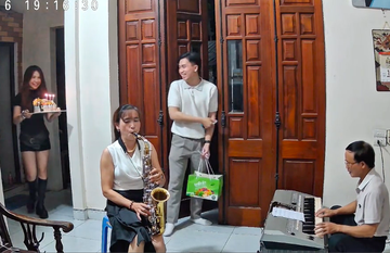 Clip bố chơi đàn, mẹ thổi saxophone mừng sinh nhật con đi xa về gây xúc động