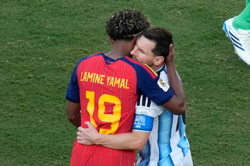 Khoảnh khắc Lamine Yamal ôm Messi sau chung kết World Cup 2026