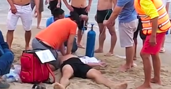 5 bác sĩ Bệnh viện Tuyên Quang ép tim, cứu du khách bị đuối nước ở biển Nhật Lệ