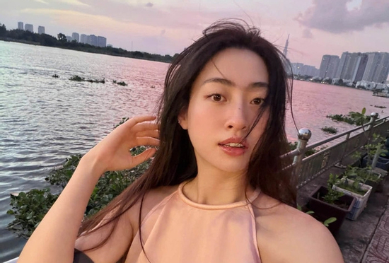 Hoa hậu Lương Thùy Linh khoe visual nàng thơ trong bộ ảnh hoàng hôn ven sông