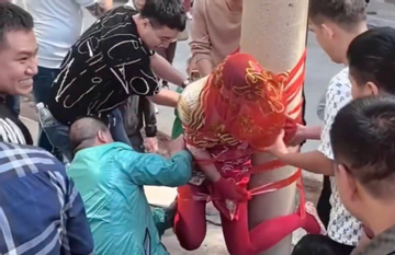 Phù dâu gãy cột sống vì trò đùa lố trong đám cưới, cô dâu chú rể phải bồi thường