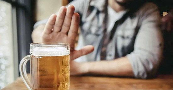 Đột nhiên thấy bia không ngon, người đàn ông phát hiện mắc ung thư máu