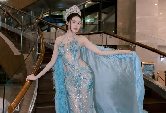 Hoa hậu Phương Oanh khoe vóc dáng gợi cảm, đường cong hút mọi ánh nhìn