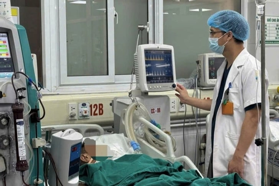 Hôn mê, suy đa tạng bởi ly rượu chứa cồn công nghiệp
