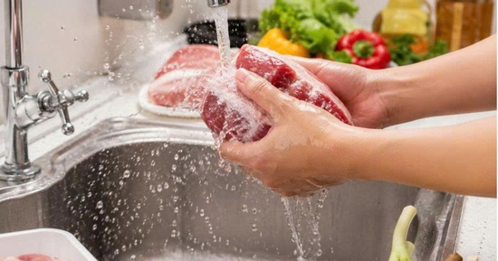 Có nên rửa thịt trước khi nấu hay không? 90% mọi người đang làm sai mà không biết