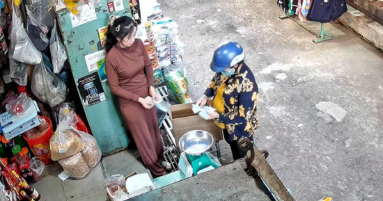 Đến trả 500.000 đồng nợ cũ từ nhiều năm, người phụ nữ chết lặng trước câu nói của con gái chủ tiệm