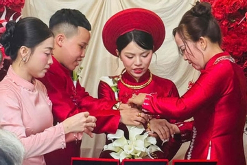Đám cưới ‘không chú rể' ở miền Tây, hai gia đình tặng 11 sổ đỏ, 5 cây vàng