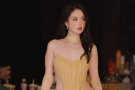 Diện đồ xuyên thấu táo bạo, Ngọc Trinh phô trọn đường cong nóng bỏng, quyến rũ đến khó rời mắt