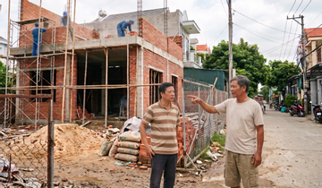 Hàng xóm chỉ cho xây 2 tầng vì sợ che cửa sổ, tôi xây 'trộm' lúc họ du lịch