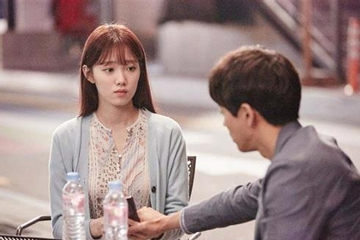 Nhận quà trăm triệu từ chồng, người vợ không ngờ câu đầu tiên trong hộp khiến cô choáng váng