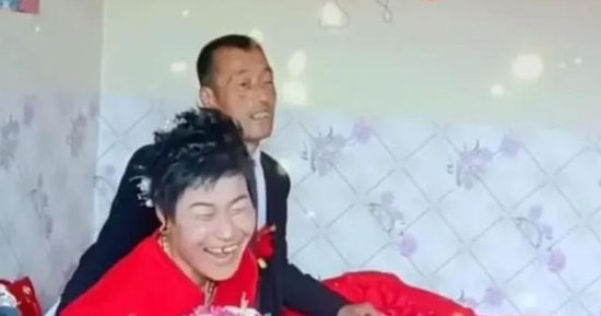 Cô dâu liên tục cười lớn trong đám cưới lại khiến dân mạng tranh cãi: Nhiều người vội đưa ra suy đoán về 