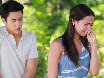Thấy chồng bỏ thang máy để đi thang bộ, người vợ âm thầm bám theo và phát hiện bí mật khó tin