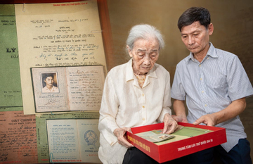 60 năm chờ đợi, người vợ 93 tuổi nghẹn ngào đón 96 trang kỷ vật của chồng liệt sĩ