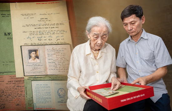 60 năm chờ đợi, người vợ 93 tuổi nghẹn ngào đón 96 trang kỷ vật của chồng liệt sĩ