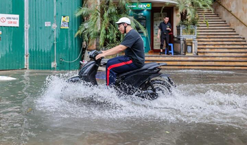 Mưa lớn trút xuống Hà Nội, nhiều tuyến phố dềnh nước, người dân chật vật đi lại
