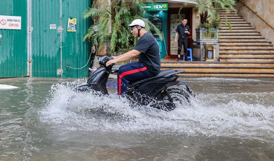 Mưa lớn trút xuống Hà Nội, nhiều tuyến phố dềnh nước, người dân chật vật đi lại
