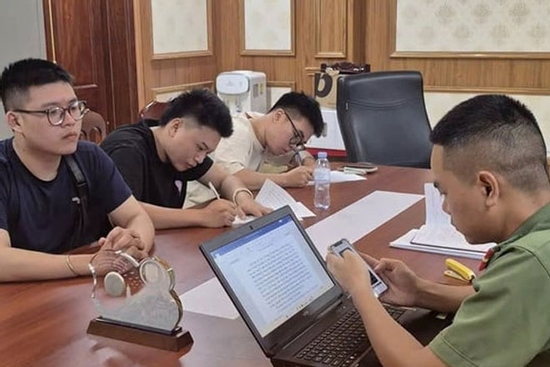 Công an làm việc với 3 thanh niên cợt nhả chương trình 'Sao sáng dẫn đường'