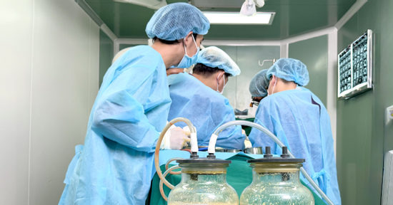 Tiêm chất lạ từ 20 năm trước, người phụ nữ phải mổ khẩn cấp khi ngực như 'tổ ong'