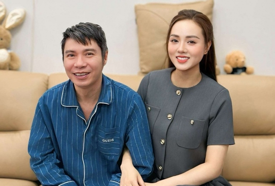 Vợ NSND Công Lý suy sụp, bật khóc trên mạng xã hội