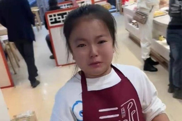 Con không chịu học bị mẹ cho đi làm nhân viên phục vụ, sau vài ngày liền bật khóc nói một câu