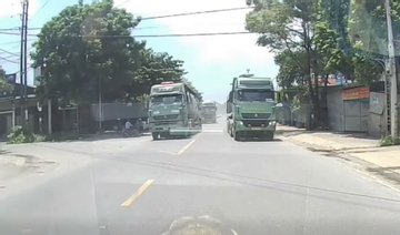 Ô tô đầu kéo ở Hà Nội vượt ẩu khiến tài xế xe ngược chiều 'đứng hình'