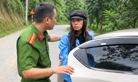 Trốn cai nghiện, người đàn ông ở Lào Cai đội tóc giả lái ô tô bỏ chạy 10km