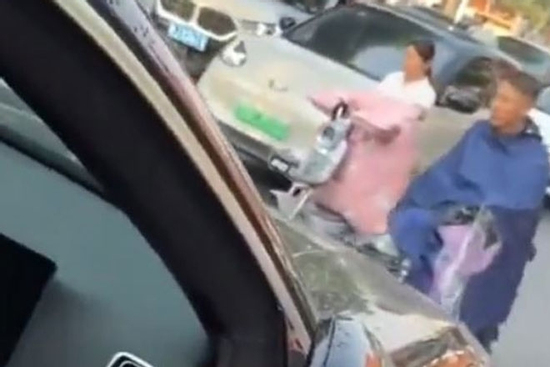 Clip: Đi ngược chiều gây tai nạn, nữ tài xế còn lớn tiếng trách người đi đúng luật