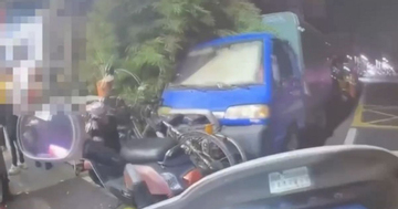 Clip: Say rượu rồi dùng chân lái xe máy, người đàn ông nhận cái kết bất ngờ