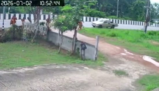 Video khoảnh khắc bé trai 11 tuổi lao xe vào đoàn nhà sư Thái Lan, 10 người chết