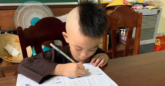 Vụ bé trai 6 tuổi bị bỏ lại ở cổng chùa: Sư trụ trì kể phút xúc động khi mở chiếc balo