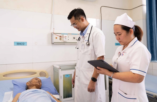 Cụ ông 98 tuổi ở Đà Nẵng bị ong vò vẽ đốt gần 80 nốt