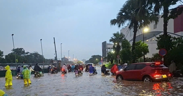 Mưa xối xả cuối giờ chiều ở Hà Nội, nhiều xe chết máy giữa đường ngập sâu