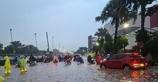 Mưa xối xả cuối giờ chiều ở Hà Nội, nhiều xe chết máy giữa đường ngập sâu