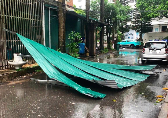 Bão số 1 sang Trung Quốc và suy yếu, hoàn lưu bão vẫn gây gió mạnh, mưa lớn