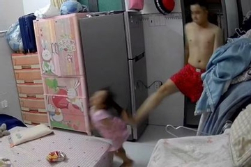 Theo dõi sức khỏe, tâm lý bé gái 3 tuổi bị người tình của mẹ bạo hành