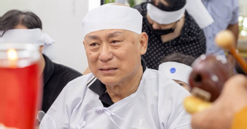 NSND Tạ Minh Tâm khóc nghẹn trong đám tang vợ - nghệ sĩ Bạch Vân