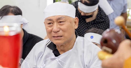 NSND Tạ Minh Tâm khóc nghẹn trong đám tang vợ - nghệ sĩ Bạch Vân