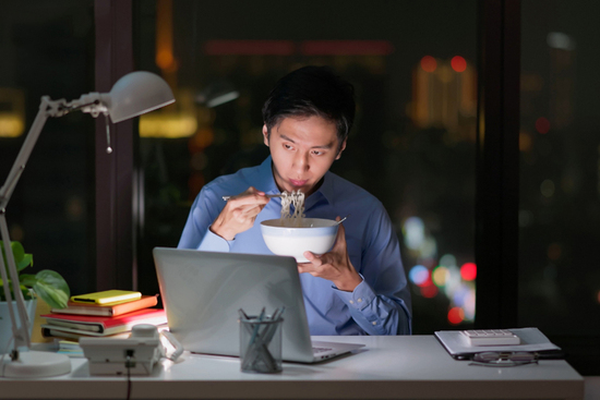 2 giờ sáng vẫn online, người trẻ 'sập nguồn', tự tích lũy nguy cơ bệnh tật