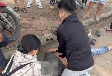 Nam sinh ép tim cứu người đi đường ngã bất tỉnh ở Hà Nội