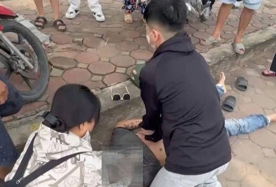 Nam sinh ép tim cứu người đi đường ngã bất tỉnh ở Hà Nội